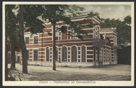 17661 Gezicht op het gemeentehuis annex postkantoor aan de Dorpsstraat te Doorn.